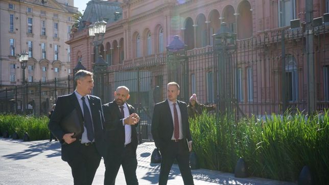 Los ministros de Economía, Desarrollo Productivo y Obras Públicas de Maximiliano Pullaro en Casa Rosada