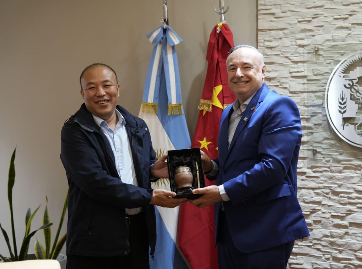 Eduardo Accastello, intendente de Villa María, junto al referente de Fufeng Group