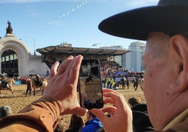 Con el campo reunido en La Rural, la AFIP busca la cosecha retenida