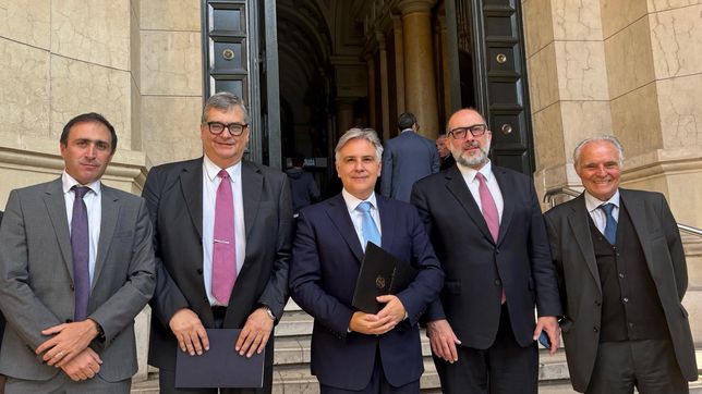 Martín Llaryora y equipo, tras la audiencia en la Corte Suprema de Justicia.