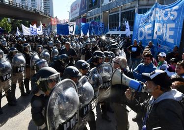 Caos y tensión en las protestas de las organizaciones sociales