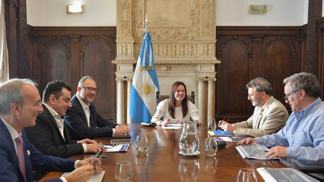 Sandra Pettovello, junto a sus secretarios.
