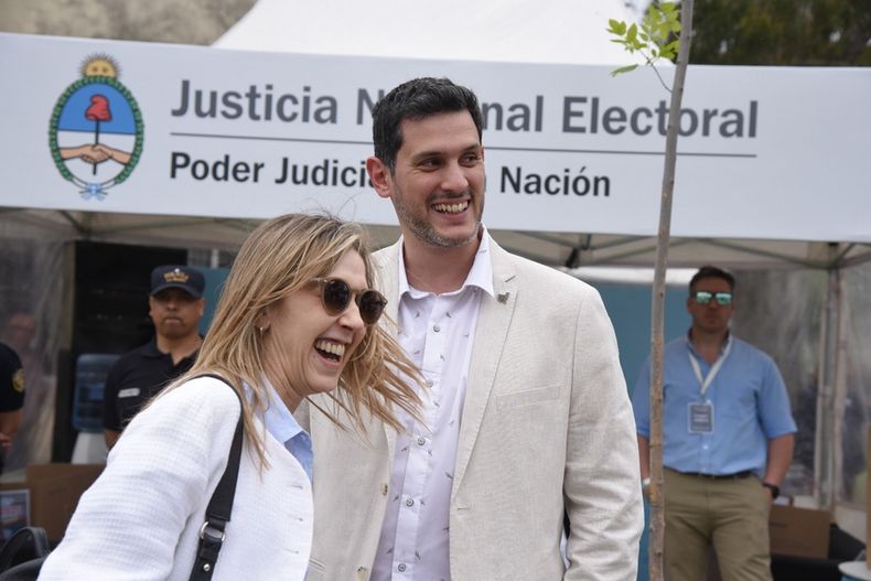 Cruce de candidatos con buena onda: la peronista Varinia Marín y el radical Federico Guidugli se cruzaron en la exposición rural de Santa Rosa.