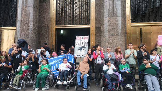 toto caputo, epicentro de la protesta: discapacitados e intendentes se turnan para reclamar frente a economia toto caputo, epicentro de la protesta: discapacitados e intendentes se turnan para reclamar frente a economia