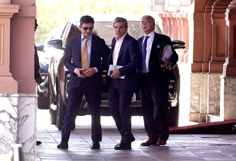 Santiago Caputo, Luis Caputo y Mariano Cúneo Libarona. 