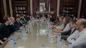 Gremios presionan a Kicillof para que reabra paritarias y fustigan a la Nación