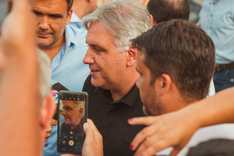Todos unidos. El peronista Martín LLaryora abraza al macrista Ignacio Torres.