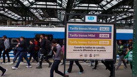 Carteles en las estaciones de trenes con la diferencia entre boletos con y sin subsidios