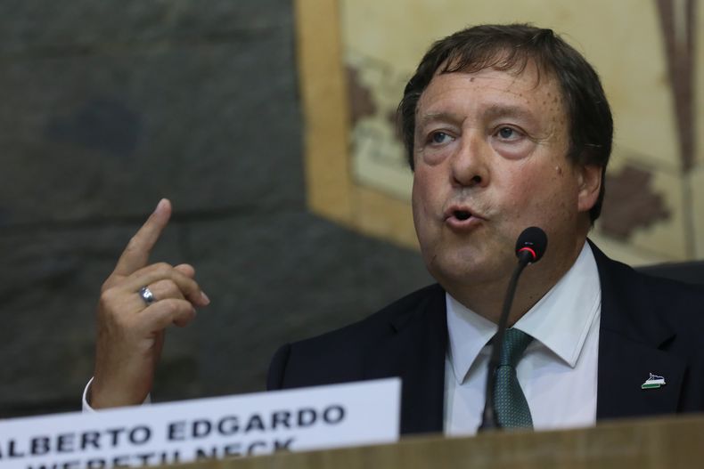 Alberto Weretilnek prorrogó la concesión de los campos petroleros convencionales