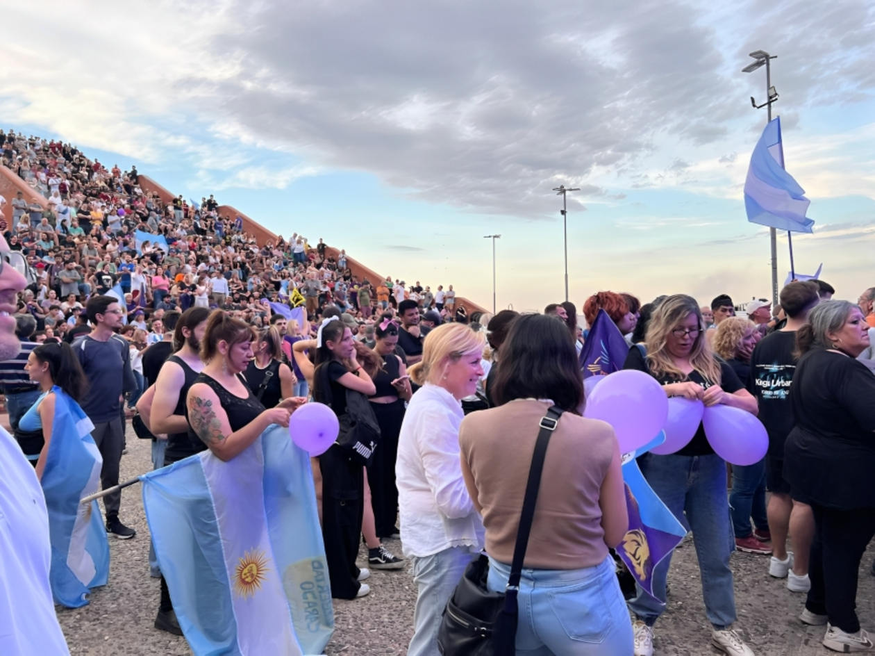 Militantes de La Libertad Avanza en el parque de España en Rosario.&nbsp; (Foto: Jeremías Caraballo)