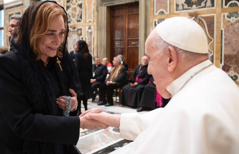 Cristina Guzmán y el papa Francisco. 