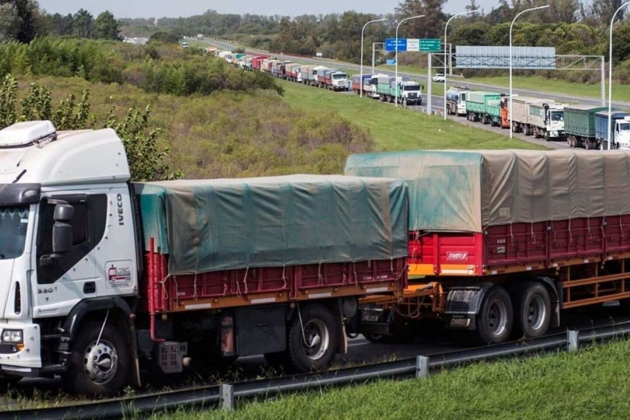 Puertos del Gran Rosario, al límite por la cosecha récord y el aluvión de camiones