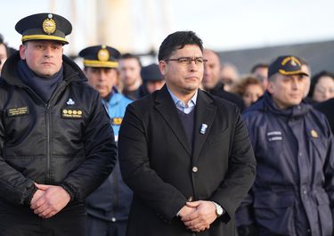 El gobernador de Santa Cruz Claudio Vidal no termina de cerrar el conflicto policial, que tampoco es el único.