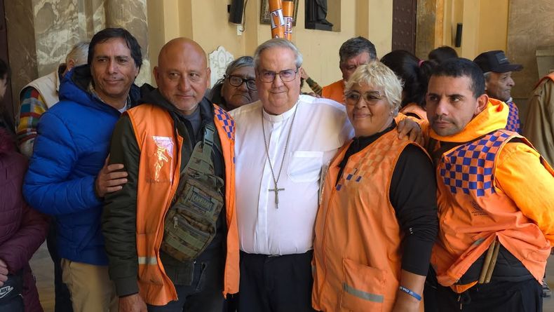 Ángel Rossi recibió a cuidacoches en la Catedral de Córdoba.