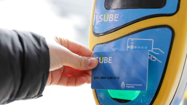 el gobierno abre la competencia a la sube: el transporte publico se podra abonar con cualquier tarjeta