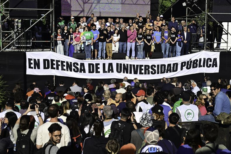 La comunidad universitaria, la oposici&oacute;n y los sindicatos marchan contra el veto presidencial al financiamiento educativo y por una recomposici&oacute;n salarial. (Foto NA)