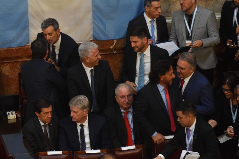 Los gobernadores Carlos Sadir, Serio Ziliotto, Hugo Passalacqua, Gustavo Sáenz, Martín Llaryora, Maximiliano Pullaro y Claudio Poggi el pasado viernes en el Congreso.