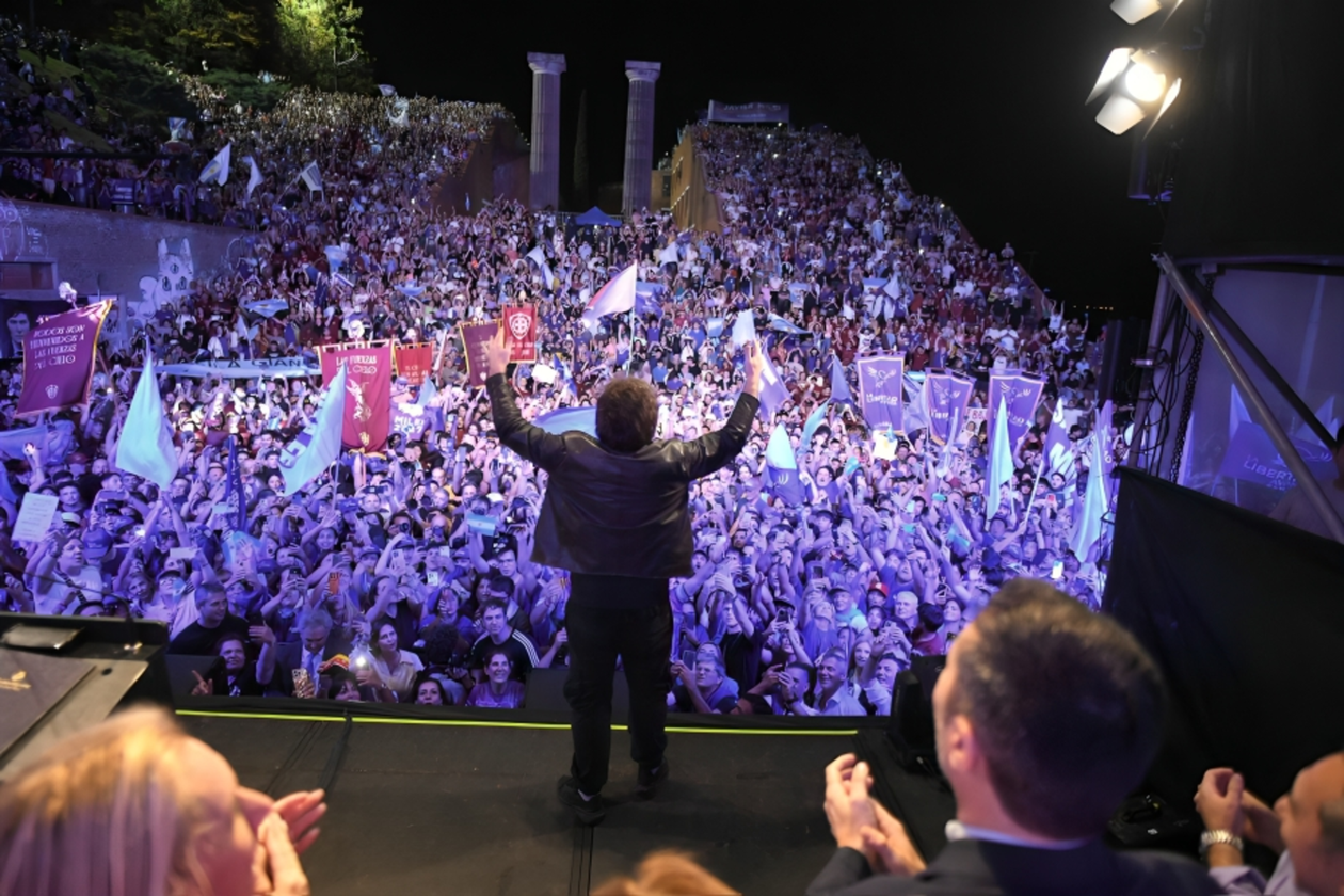 Con el manual de 2023, Javier Milei cerró la campaña y pidió defender el camino recorrido