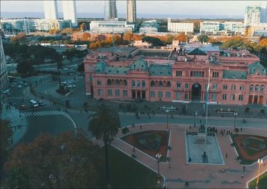 Fuerte y al medio: spots de campaña sin sorpresas y con mensajes a la tropa propia