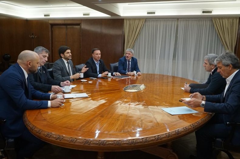 Maximiliano Pullaro y su ministro de Obras Públicas, Lisandro Enrico, en una reunión con Toto Caputo.