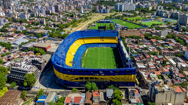 En la cancha de Boca se juega la política grande: Javier Milei y Mauricio Macri van por Juan Román Riquelme.&nbsp;