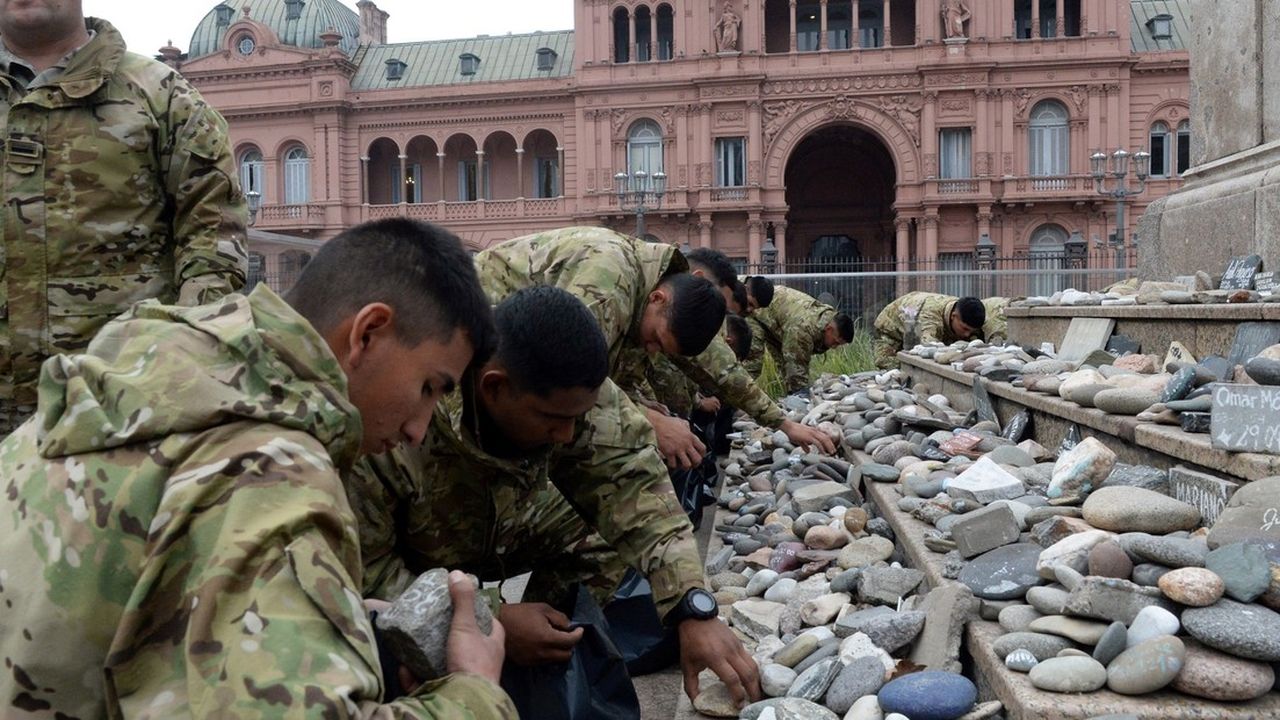 Efecto Scaloneta: el Gobierno retiró de Plaza de Mayo las piedras de la memoria por las víctimas de covid