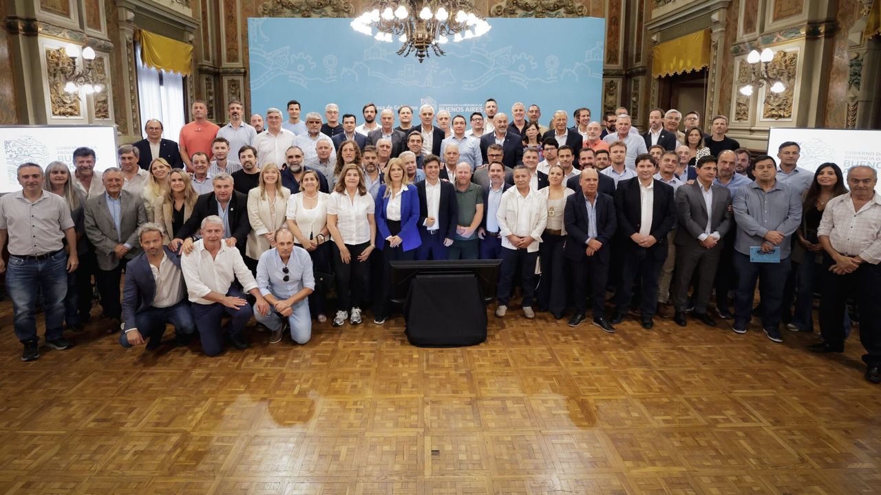 Axel Kicillof con intendentes del peronismo.