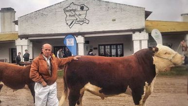 Beltrán Benedit, diputado de La Libertad Avanza por Entre Ríos, en una visita a la exposición rural de Federal, en el norte de la provincia.
