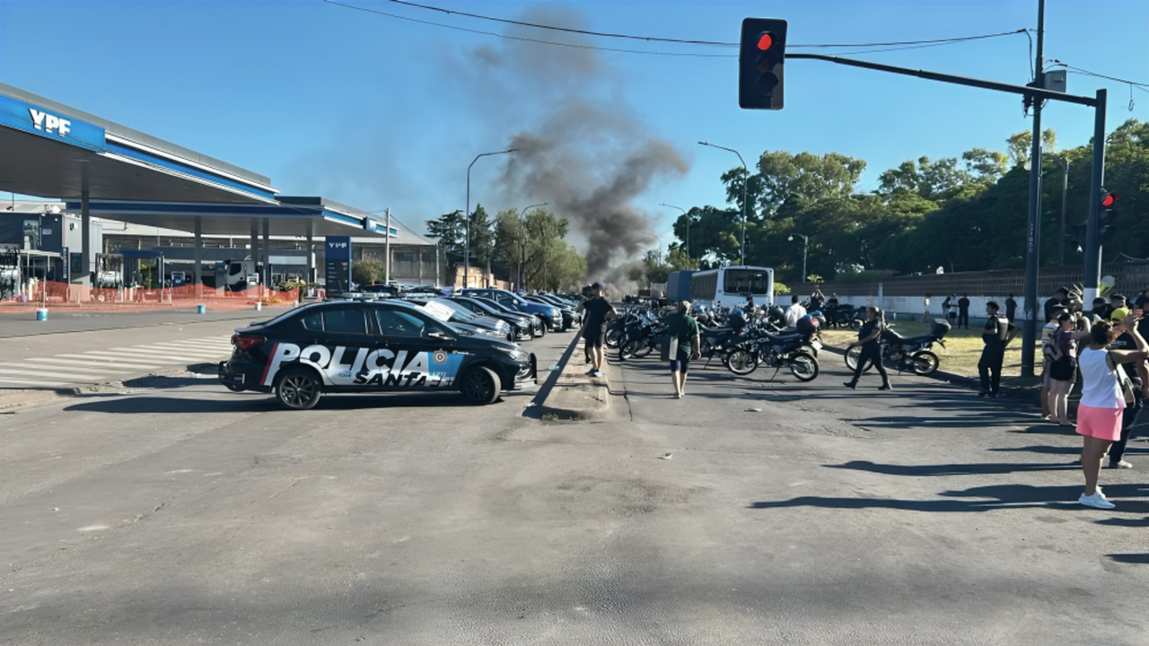 El motín policial en Santa Fe, otra secuela de la larga saga de paritarias armadas.