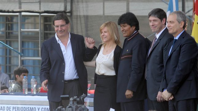 esta vez la que primereo fue saintout y se llevo el apoyo de abal medina, scioli y evo