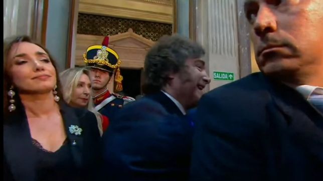 Victoria Villarruel le gana la posición a Karina Milei, durante el ingreso del Presidente al recinto de la Cámara de Diputados.&nbsp;