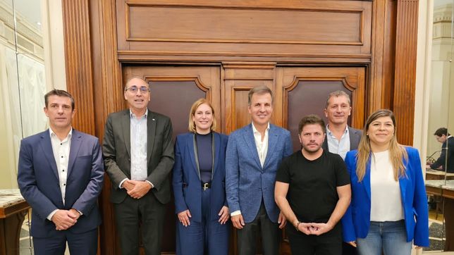 Anfitriones y visitantes. Vice y presidente de la Bolsa, Scaglia, Redrado, Cándido y Razzini.