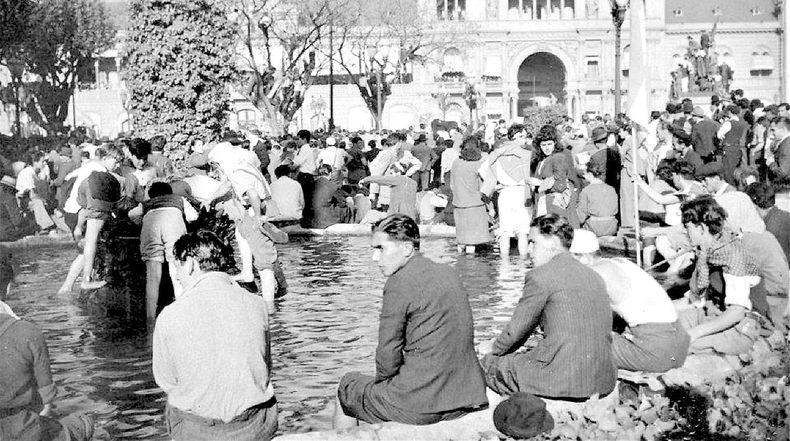 Plaza de Mayo, 17 de octubre de 1945. La ic&oacute;nica foto de las patas en la fuente. Nac&iacute;a el peronismo.