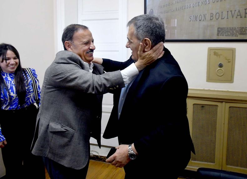 Ricardo Quintela, en su paso por Paraná, junto al presidente del PJ de Entre Ríos José Cáceres.