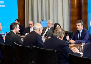 Massa apura un canje de deuda para llegar con aire a las PASO