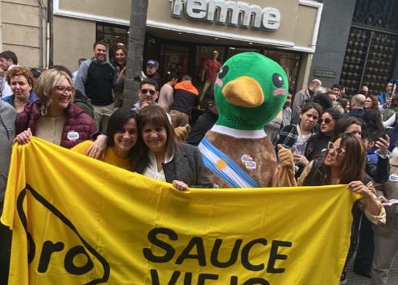 Patricia Bullrich recorriendo la peatonal de Santa Fe.