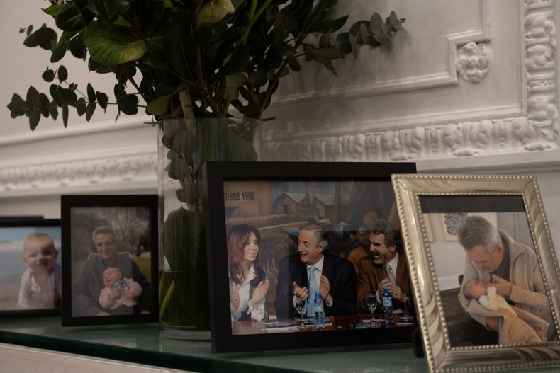 Néstor y Cristina Kirchner, entre las fotos familiares que adornan el despacho de Rossi. Foto: Victoria Gesualdi.