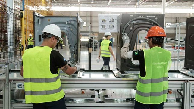 En la Argentina de Javier Milei, se acentúan los despidos en la industria