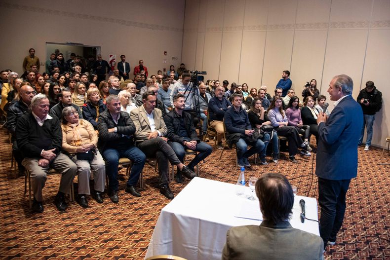 Guillermo de Rivas espera un apoyo formal del gobernador Llaryora.&nbsp; Mientras, recibe el acompañamiento de dirigentes como Miguel Siciliano.