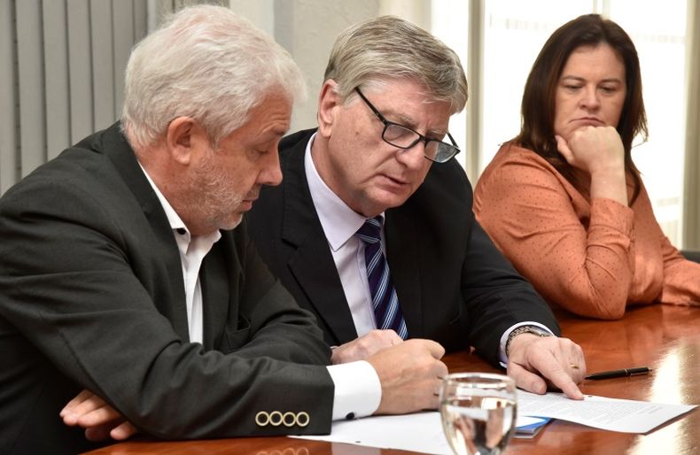 El gobernador de La Pampa, Sergio Ziliotto, junto a su ministro de Obras Públicas Julio Rojo. Mira la intendenta de General Pico, Fernanda Alonso.&nbsp;