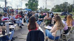 Clases públicas en La Plata en defensa de las universidades.