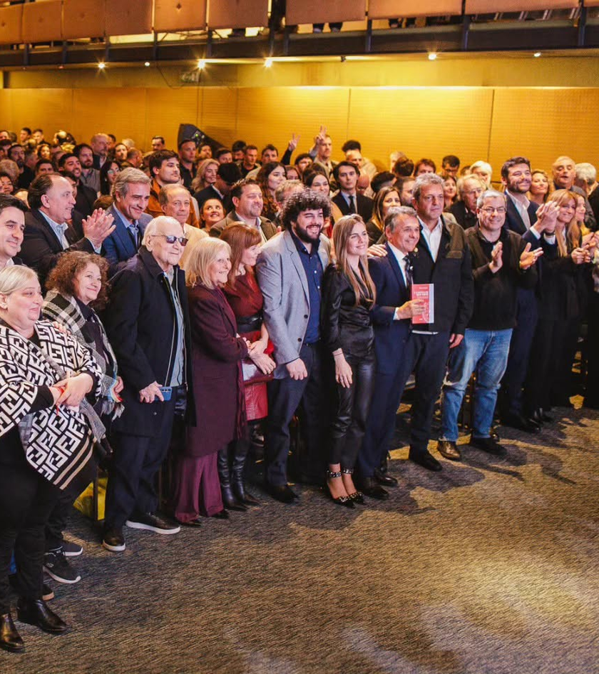 El pleno del peronismo de Santa Fe, reunido para la presentación del libro de Diego Giuliano.