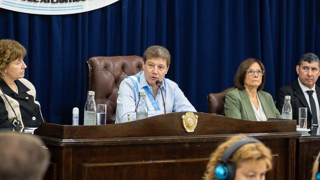 El gobernador de Tierra del Fuego, Gustavo Melella, en la apertura de sesiones. A su izquierda, la presidenta del STJ, María del Carmen Battaini.&nbsp;