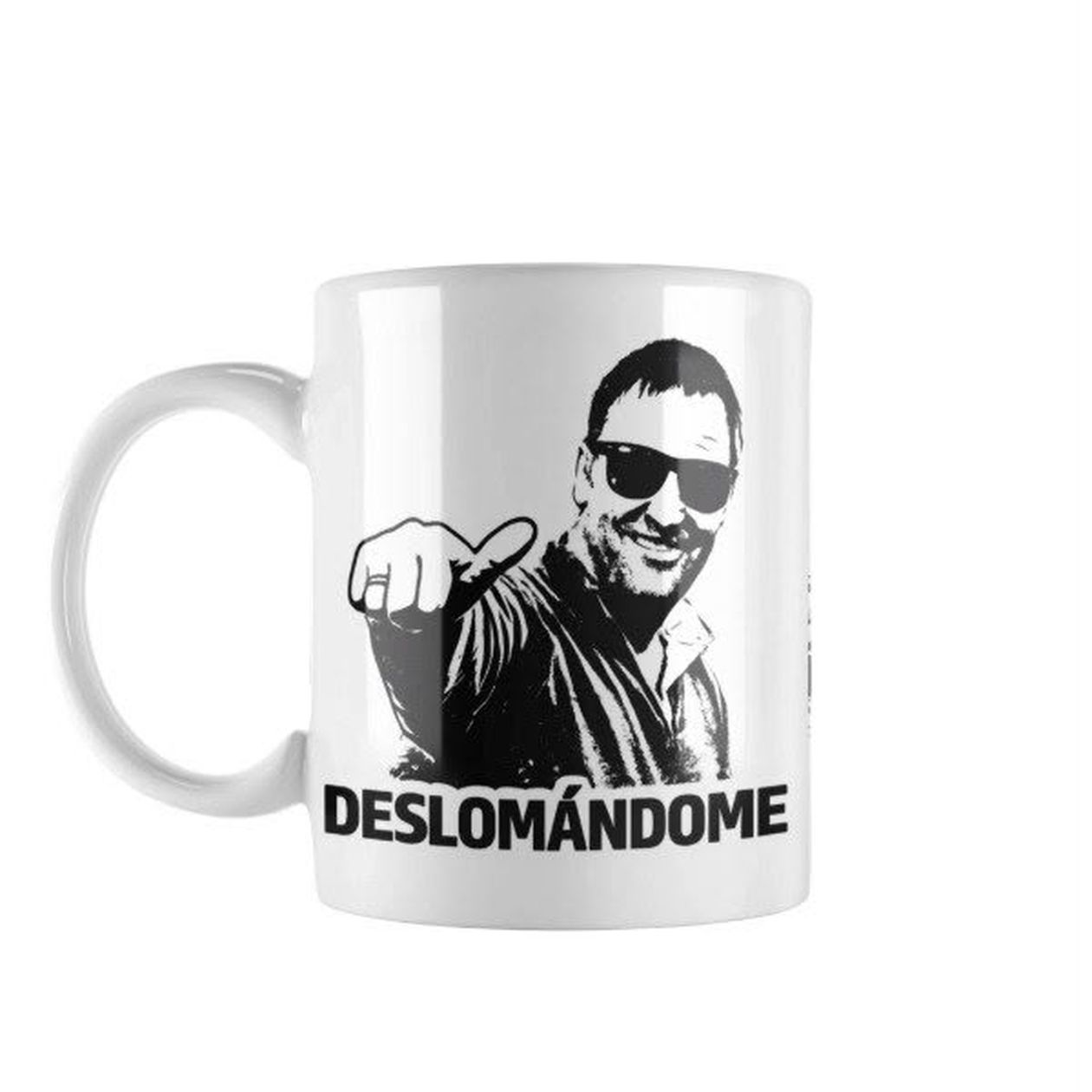 Manuel Adorni, ni siquiera una remera: apenas una taza.