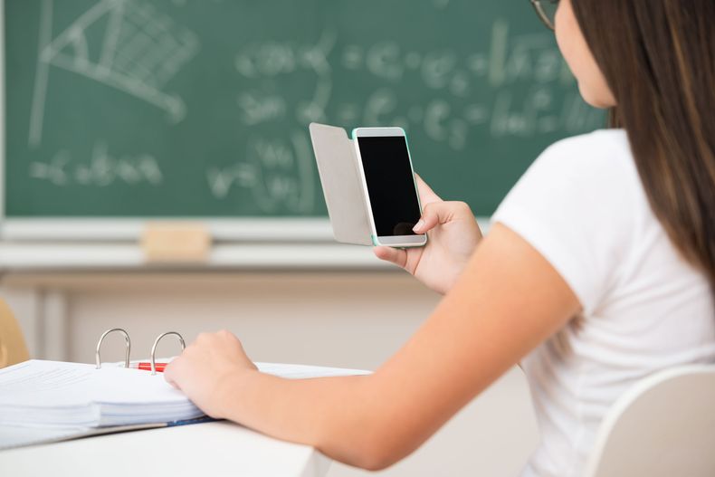 El uso de celulares en las escuelas de la Ciudad de Buenos Aires eje de una discusión clave.