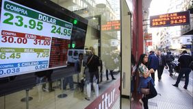 Fin de la corrida: con una devaluación del 20%, el mercado volvió a los pesos