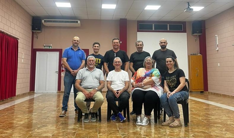 El grupo de intendentes que decidi&oacute; cruzarse a La Libertad Avanza, junto a otros funcionarios.