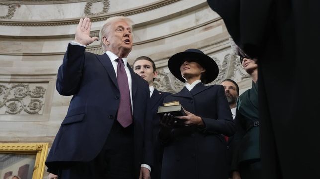 Donald Trump jura sobre dos biblias