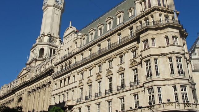 cierre de listas en la ciudad: una de noquis, sillazos y pistolas humeantes