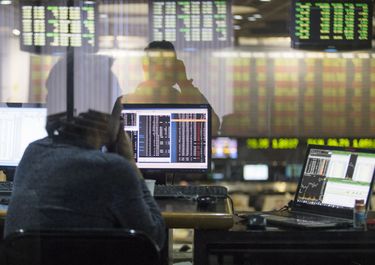 A 48 horas de las elecciones, el dólar oficial cerró al alza y el mayorista se mantuvo en el techo de la banda